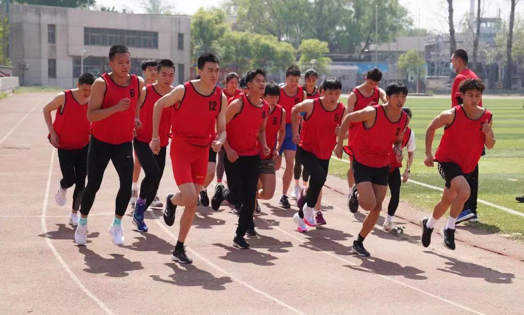 张国伟等名将亮相青岛2026年全国田径分区邀请赛国信开赛(图1)