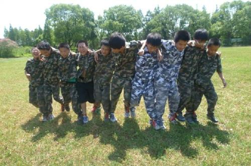 我省举办小学校园足球夏令营(图1)