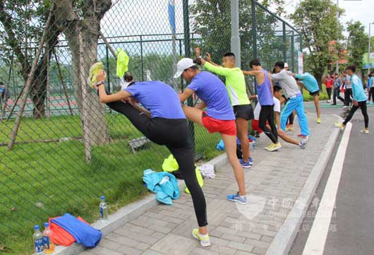 田径体育生训练10种跑的专门性练习看着就很带劲！(图1)
