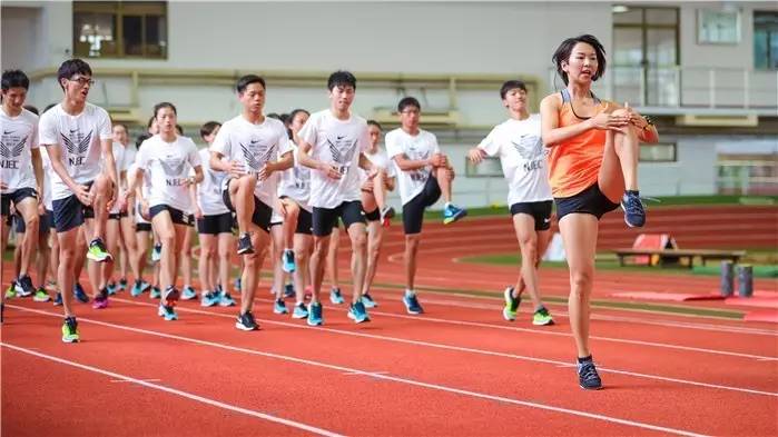 吴艳妮晒出身上多处淤青照:身体吃不消的无力感基本上每天训练后的康复都要喜提一枚“勋章”(图1)